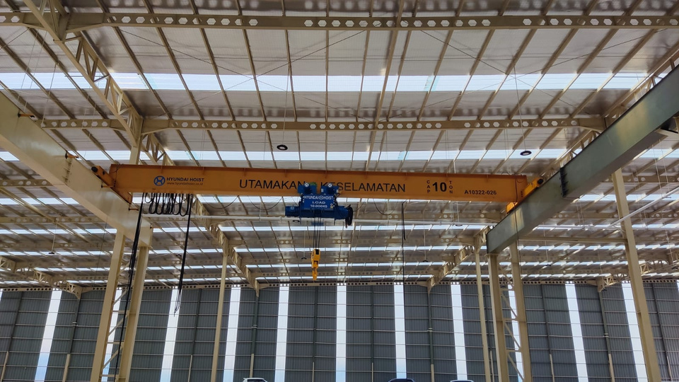 Overhead crane Hyundai Hoist berkapasitas 10 ton di dalam pabrik