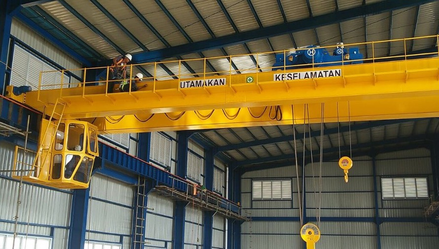 Overhead crane kuning yang terpasang di fasilitas industri