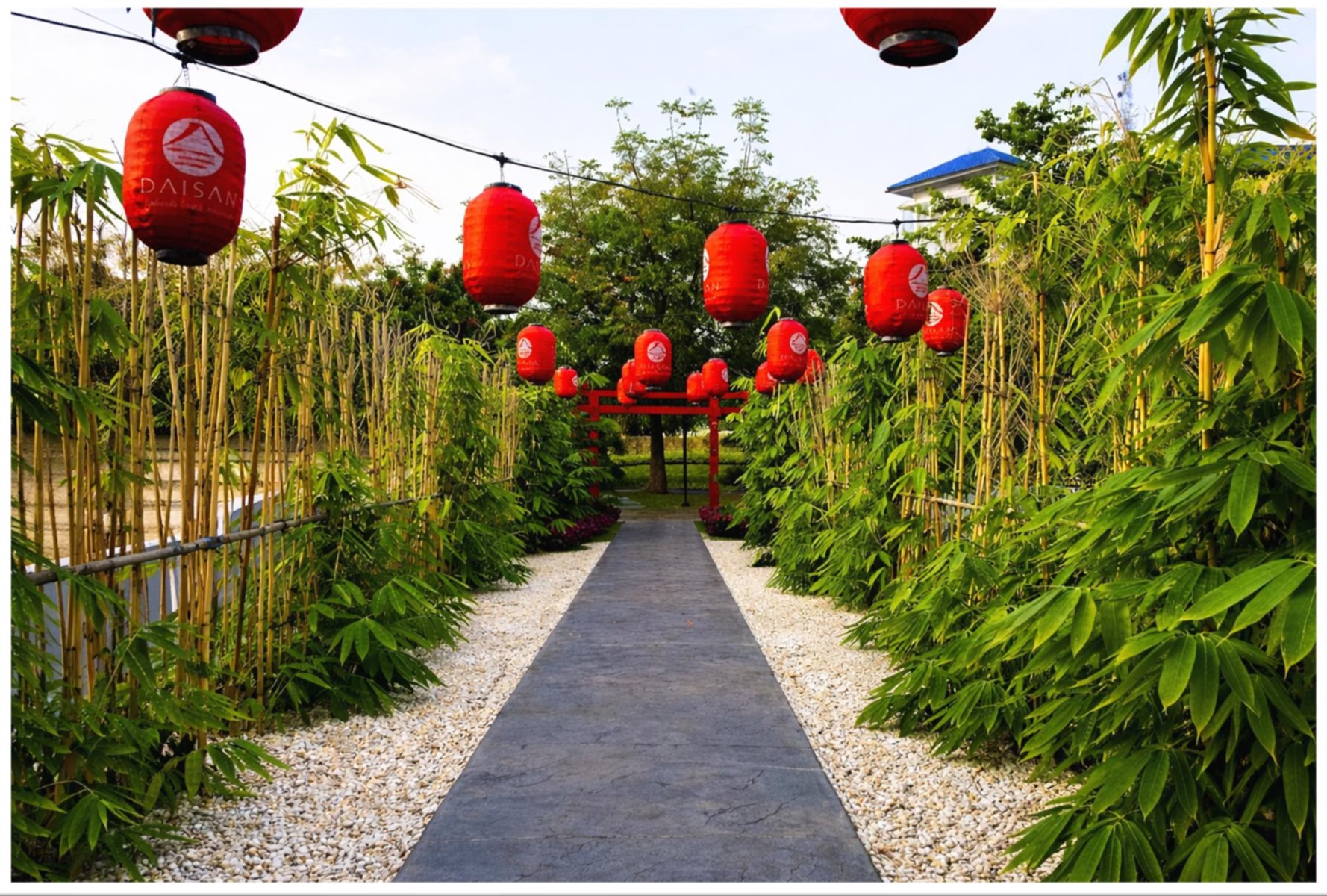Jalur taman Daisan dengan bambu dan lampion merah