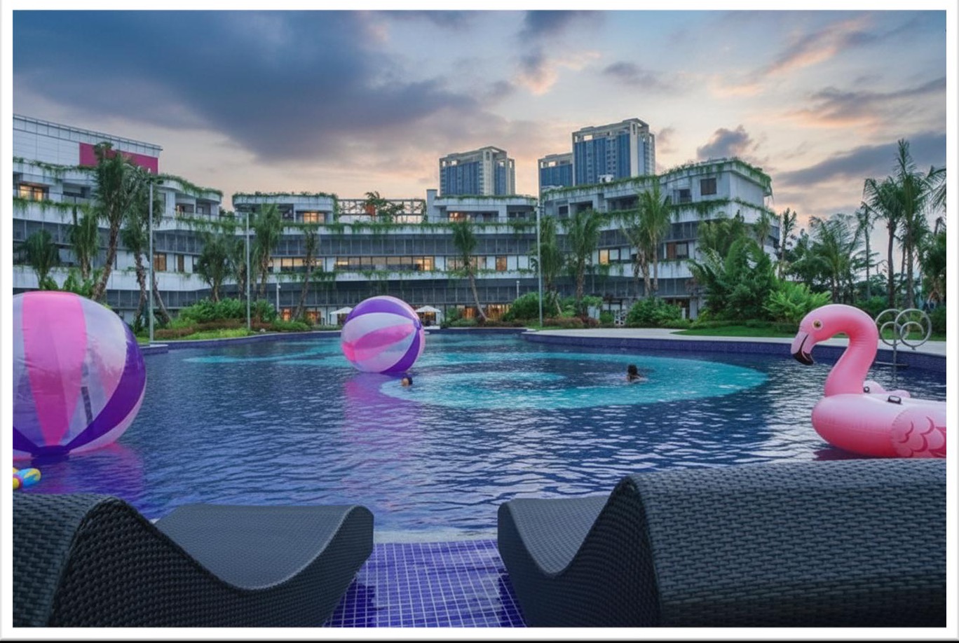 Kolam renang dan lanskap hijau di kawasan Sky House