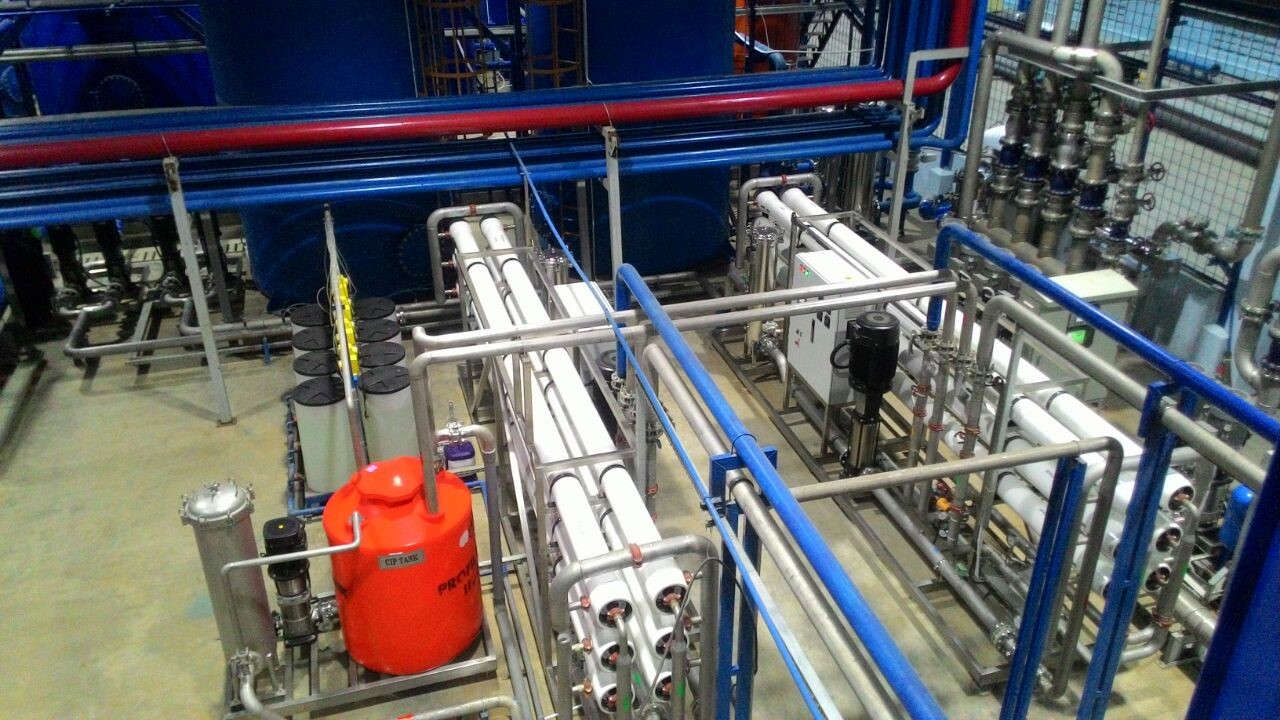 Sistem reverse osmosis dengan rangkaian membran dan pompa